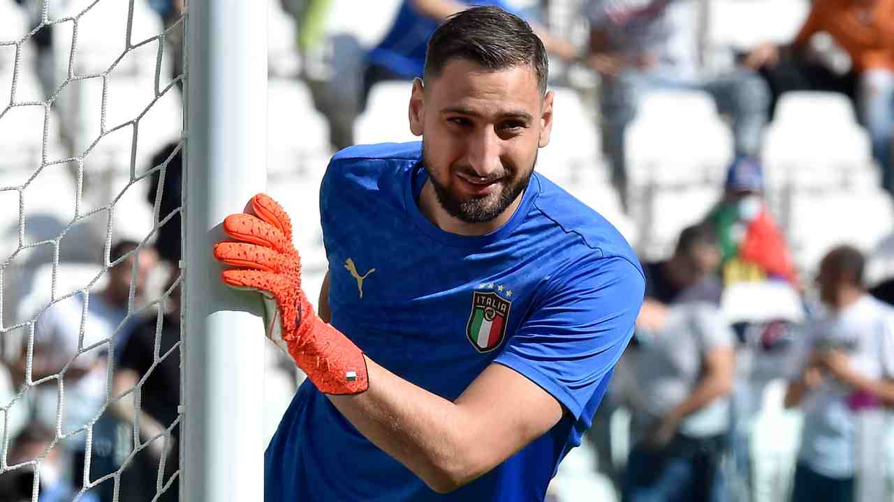 Donnarumma osserva - foto Ansa