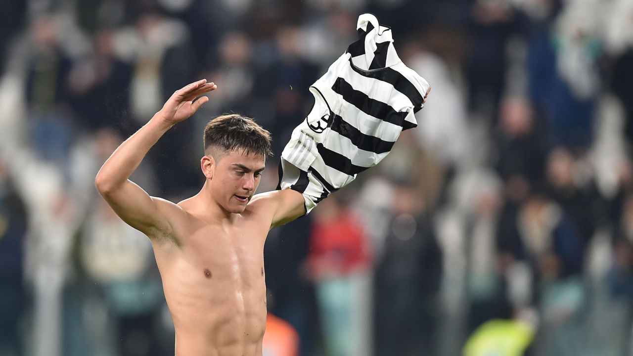 Dybala toglie maglia foto Ansa