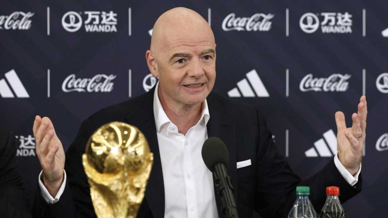 Infantino con Coppa - foto LaPresse