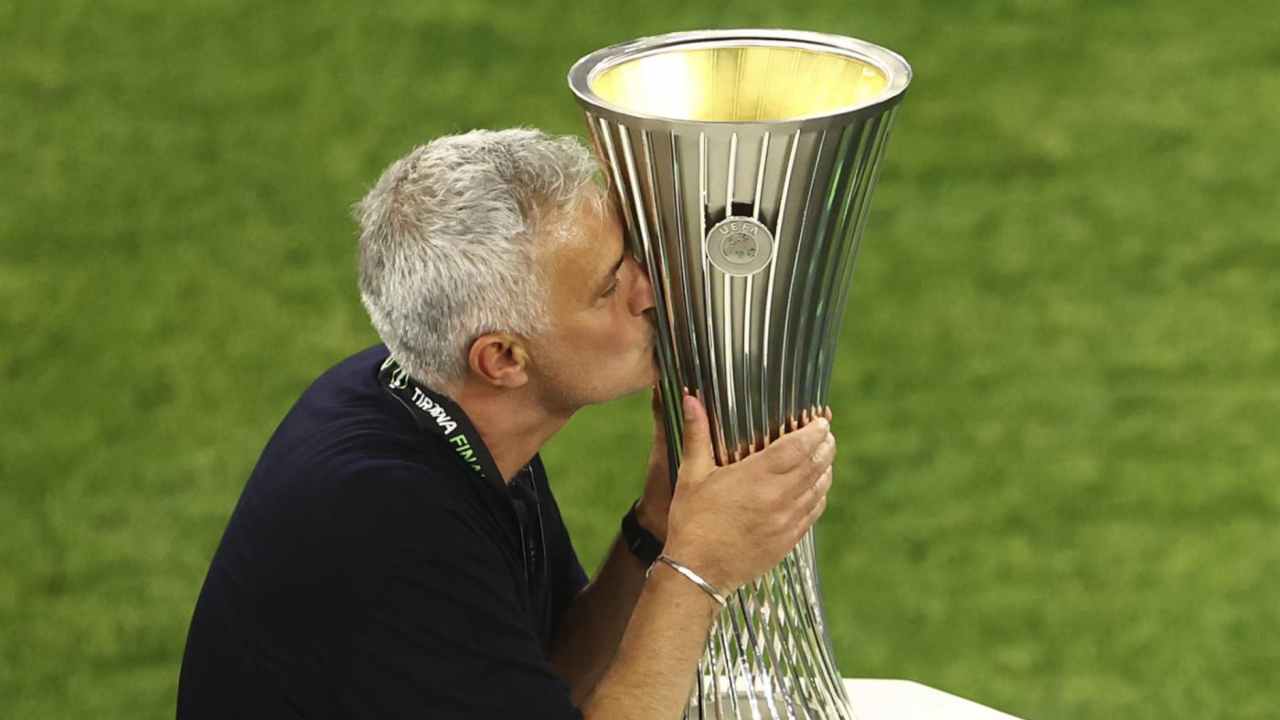 Mourinho bacia coppe foto LaPresse