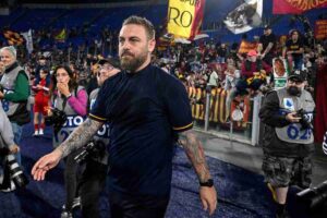 Torna De Rossi caos Roma