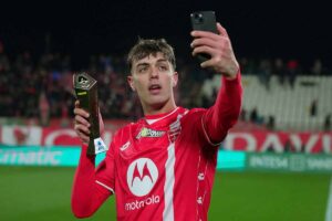 Monza: Daniel Maldini scatta un selfie con il premio MVP